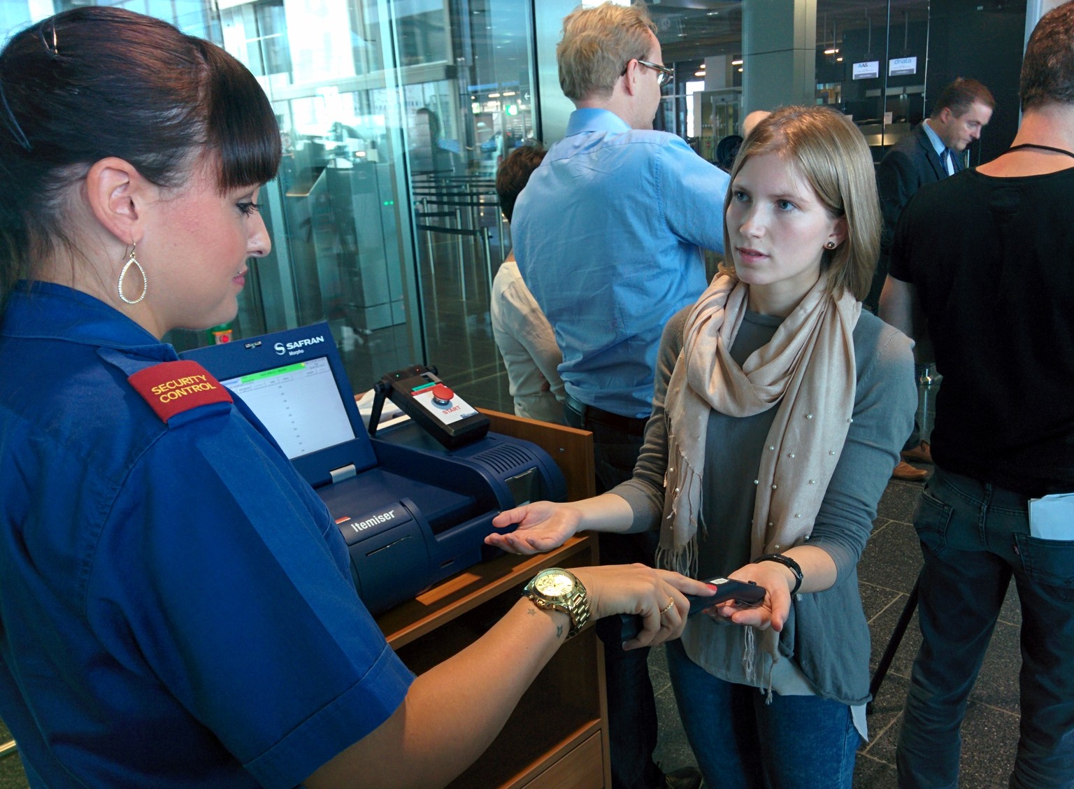 Eine Testperson wird am Flughafen Zürich der neuen Sprengstoffspuren-Kontrolle unterzogen (26.08.2015).