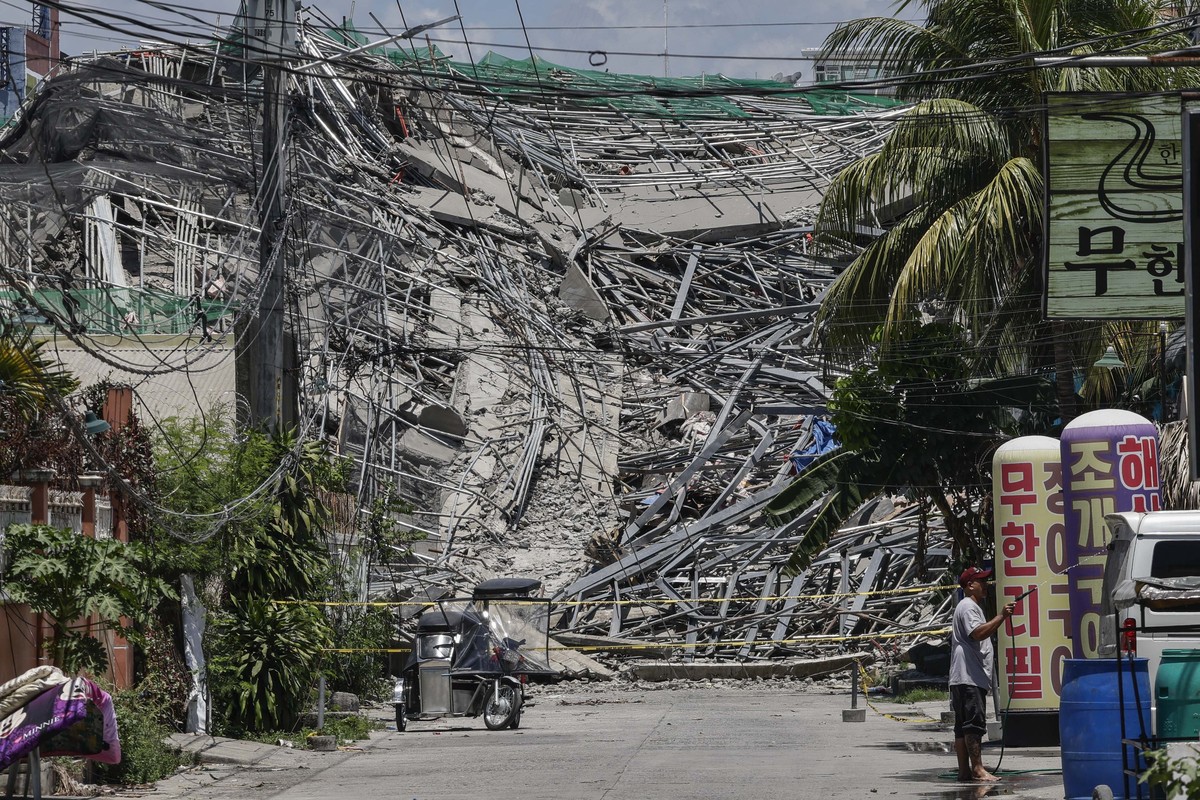 epa12989461 A view of a collapsed building in a residential district in Angeles City, Pampanga province, Philippines, 24 May 2026. The structure, which was under construction, collapsed early Sunday m ...