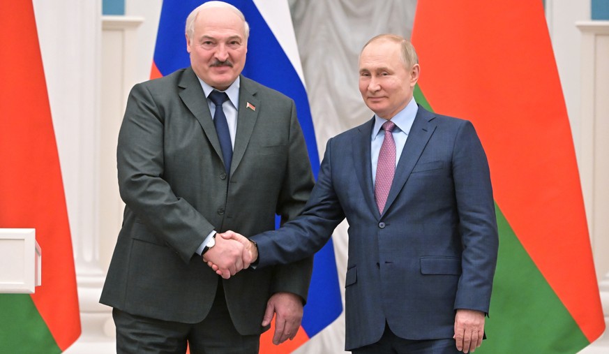 epa09769786 Belarusian President Alexander Lukashenko (L) and Russian President Vladimir Putin (R) shake hands during a joint press conference following their talks at the Kremlin in Moscow, Russia, 1 ...