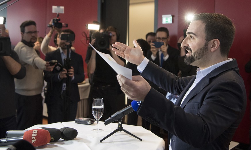 Olivier Kessler, rechts, vom Initiativkomitee &quot;Ja zu No Billag&quot; spricht mit Journalisten, am Sonntag, 4. Maerz 2018 in Bern. (KEYSTONE/Peter Schneider)