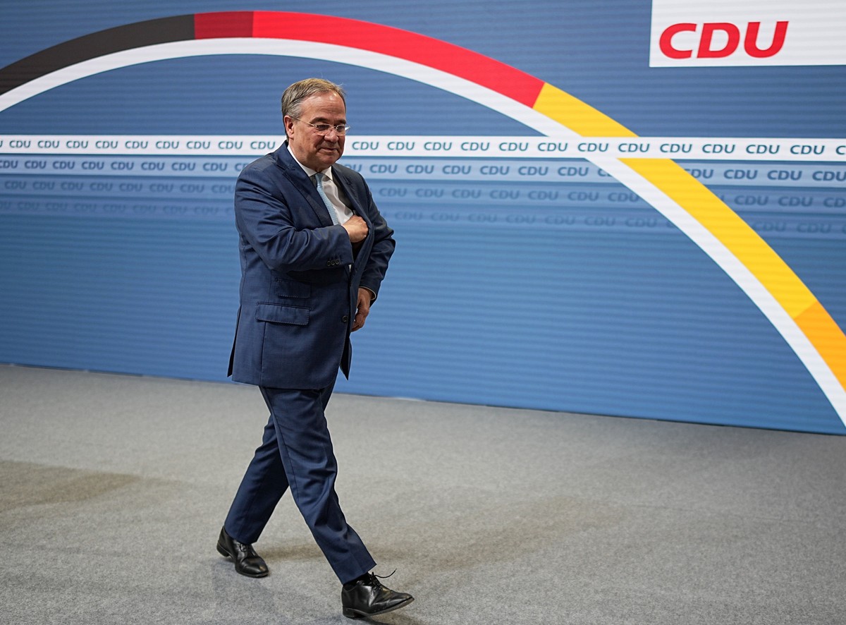 dpatopbilder - 07.10.2021, Berlin: Armin Laschet, CDU-Bundesvorsitzender und Ministerpr�sident von Nordrhein-Westfalen, geht weg, nachdem er ein Pressestatement zum Fortgang der Sondierungsgespr�che i ...