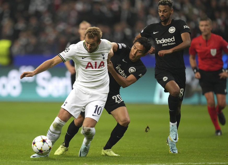 Tottenham&#039;s Harry Kane challenges for the ball with Frankfurt&#039;s Makoto Hasebe during the Champions League Group D soccer match between Eintracht Frankfurt and Tottenham Hotspurs in Frankfurt ...