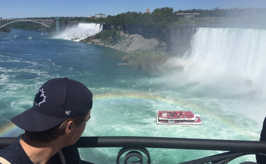Nach den NHL-Tests das Sightseeing: Hischier bei den Niagarafällen.