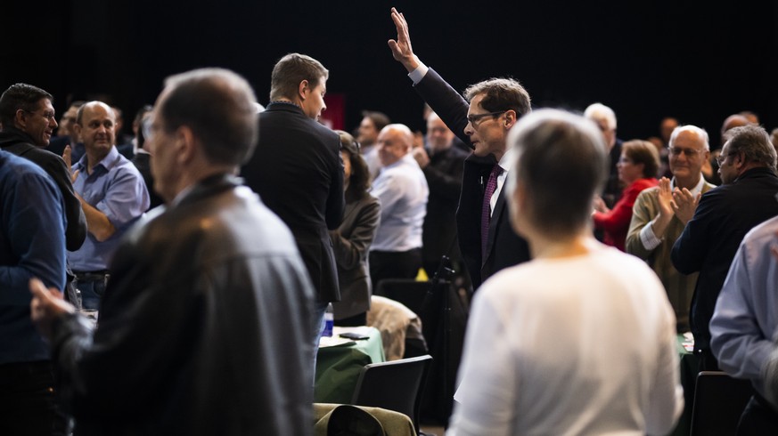 Nationalrat Roger Koeppel erhaelt stehende Ovationen nach seiner Rede zur Neutralitaet, an der Delegiertenversammlung der SVP Schweiz, am Samstag, 9. April 2022, in der Stadthalle in Chur. (KEYSTONE/G ...