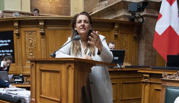 Jacqueline Badran, SP-ZH, Mitte, spricht an der Seite von Philipp Kutter, CVP-ZH, links, und Daniela Schneeberger, FDP-BL, rechts, waehrend der Fruehlingssession der Eidgenoessischen Raete, am Diensta ...
