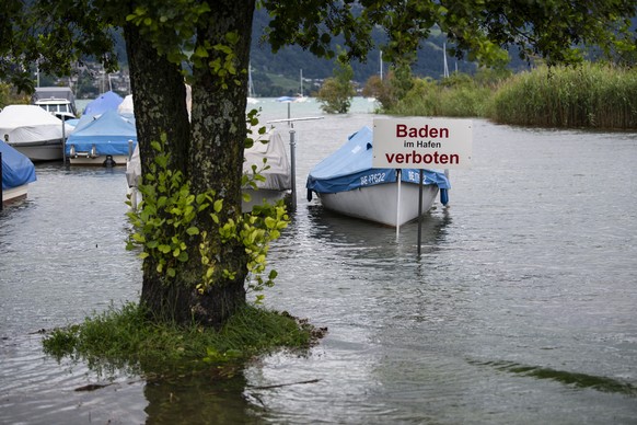 Der Thunersee schwappt ueber, am Donnerstag, 14. Juli 2021, im Gwatt in Thun. Nach den intensiven Regenfaellen der letzten Tagen werden die Ufer zum Teil ueberschwemmt. (KEYSTONE/Peter Schneider)