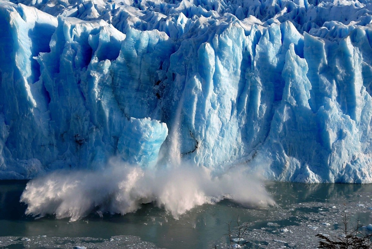 Gesamtansicht eines Risses, der durch den Wasserdruck an einem natürlichen Damm im Perito-Moreno-Gletscher zwischen dem "Brazo Rico" und dem Argentinischen See im Gletscher-Nationalpark der  ...