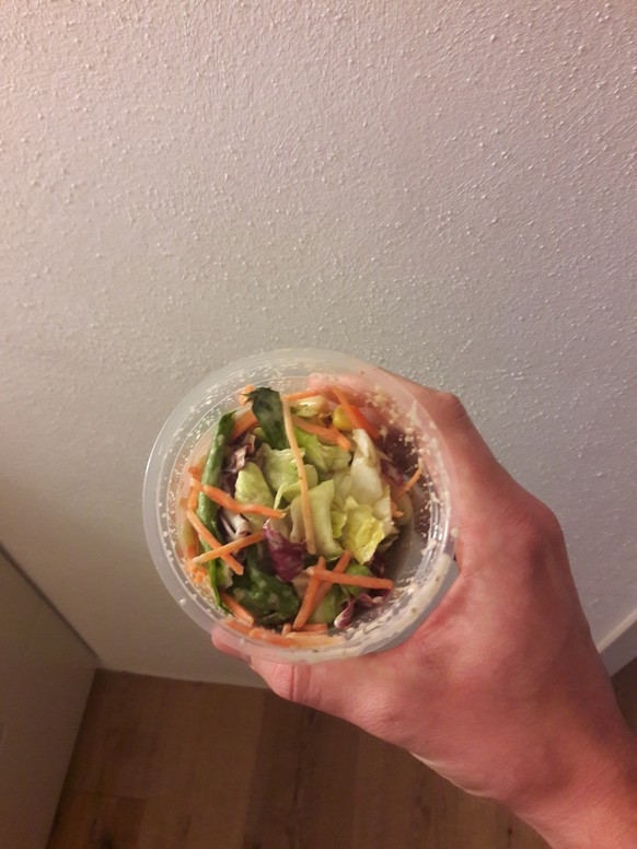 Danke, es ist vorbei – du kannst jetzt aufhören, dein Food zu fotografieren
Hey Baroni! Schau! Ein Salat!

&lt;3