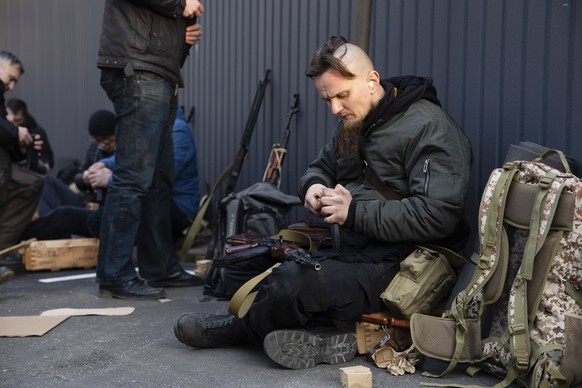 epa09784425 Territorial defense fighters receive weapons and ammunition in Kiev, Ukraine, 25 February 2022. Russian troops entered Ukraine on 24 February prompting the country&#039;s president to decl ...