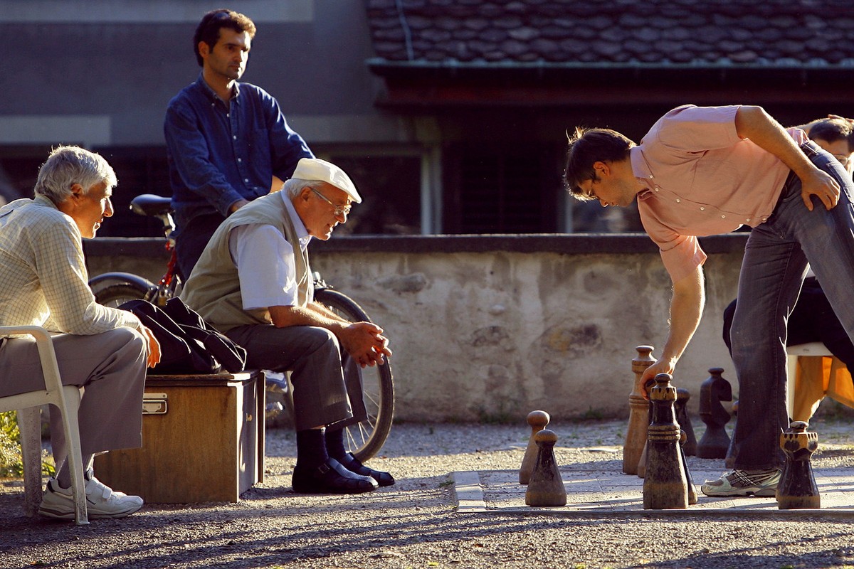 Maenner spielen Schach auf dem Lindenhof am Samstag, 19. Mai 2007 in Zuerich. (KEYSTONE/Alessandro Della Bella)Men play chess on the Lindenhof in Zurich, Switzerland, pictured on May 19, 2007. (KEYS ...