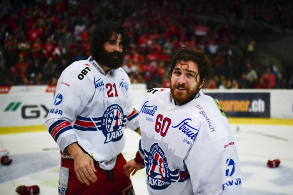 Rapperswils Josh Primeau und Torhueter Melvin Nyffeler feiern im siebten Eishockey Spiel der Ligaqualifikation der National League zwischen dem EHC Kloten und den SC Rapperswil-Jona Lakers, am Mittwoc ...