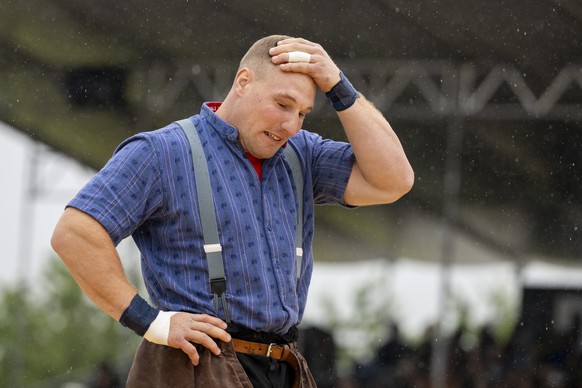 Joel Wicki im 1. Gang, beim Innerschweizer Schwing und Aelplerfest vom Sonntag, 7. Juli 2024 in Menzingen im Kanton Zug. (KEYSTONE/Urs Flueeler).