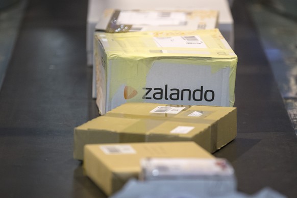 ZUR MELDUNG, DASS DER ONLINE-MODEHAENDLER ZALANDO SEINEN UMSATZ STEIGERN KONNTE, STELLEN WIR IHNEN AM DONNERSTAG, 10. NOVEMBER 2016, FOLGENDES ARCHIVBILD ZUR VERFUEGUNG - Ein Paket von Zalando wird au ...