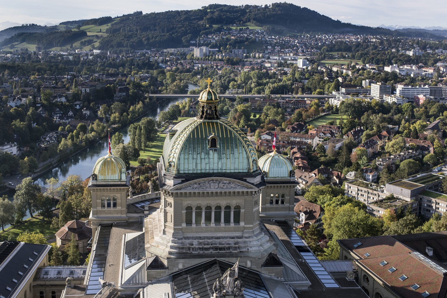 Sicht auf das Bundeshaus aus der Vogelperspektive, mit der Aare, der Kirchenfeldbruecke und dem Gurten im Hintergrund, in Bern, am Freitag, 25. September 2015. (KEYSTONE/Alessandro della Valle)