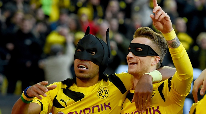 Das Bild der Runde: Batman Aubameyang und Robin Reus.