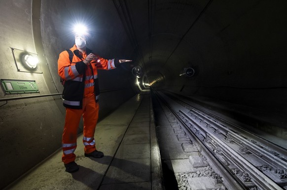 Stefan Irngartinger, chef de projet chez BLS Alptransit, parle aux journalistes dans le tube est du tunnel de base du Loetschberg lors d&#039;une visite de presse sur la renovation de la zone endommag ...