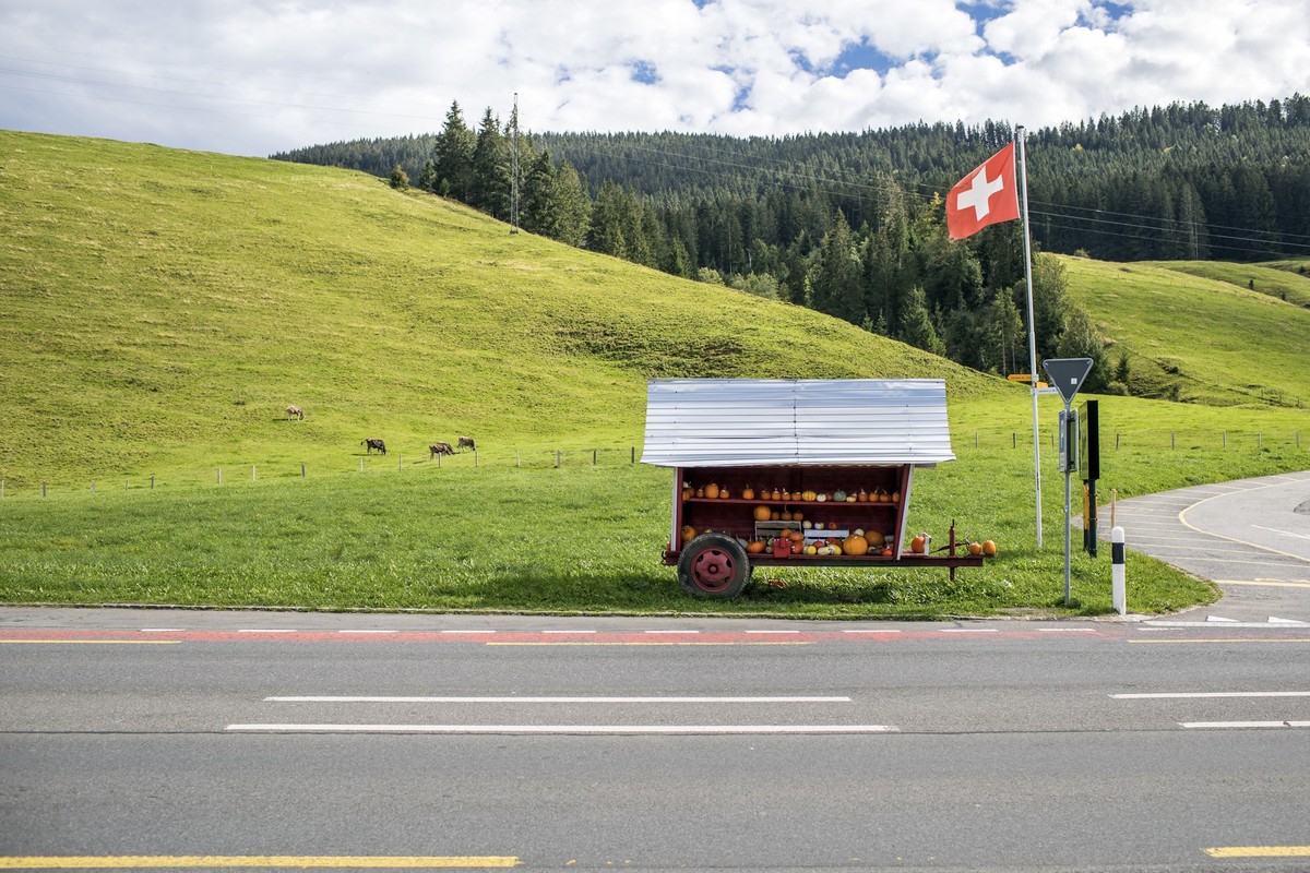 Zier- und Speisekuerbisse stehen auf einem Wagen am Strassenrand in Rothenthurm, fotografiert am Sonntag, 23. September 2018. (KEYSTONE/Alexandra Wey)