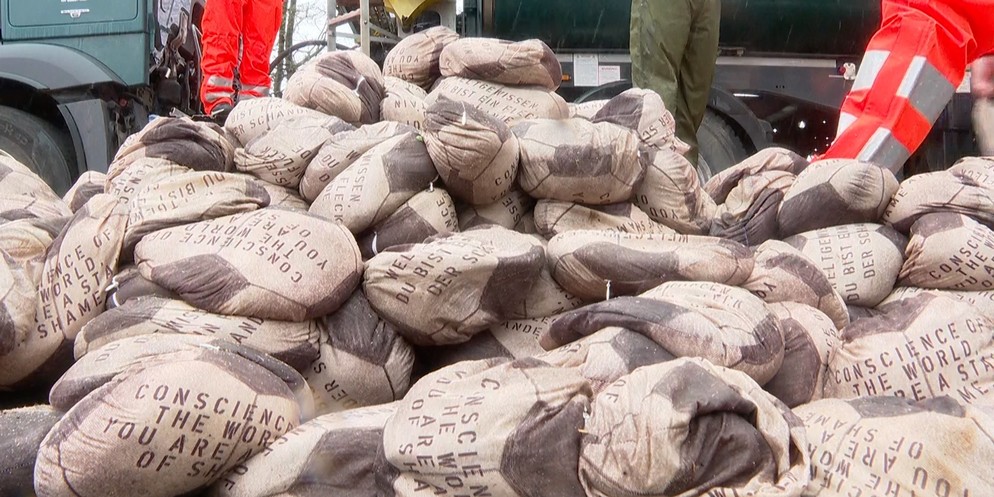 Der Tag der Gruppenauslosung für die Fussball-Weltmeisterschaft in Katar beginnt mit einem Protest. Am Freitagmorgen wurden 6'500 Sandsäcke in Form von Fussbällen vor der Fifa-Zentrale in Zürich depon ...