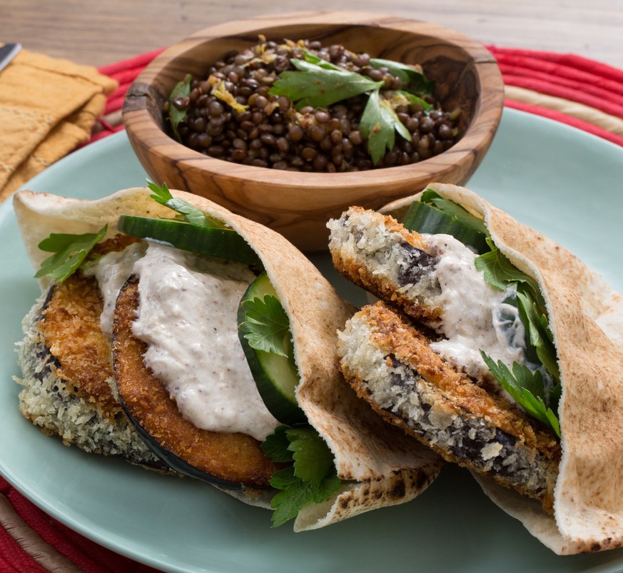 2P_061715_4_Crispy Eggplant Pitas with Beluga Lentil Salad &amp; Spiced Yogurt joghurt linsen salat auberginen pita essen food vegetarisch https://www.blueapron.com/recipes/crispy-eggplant-pitas-with- ...