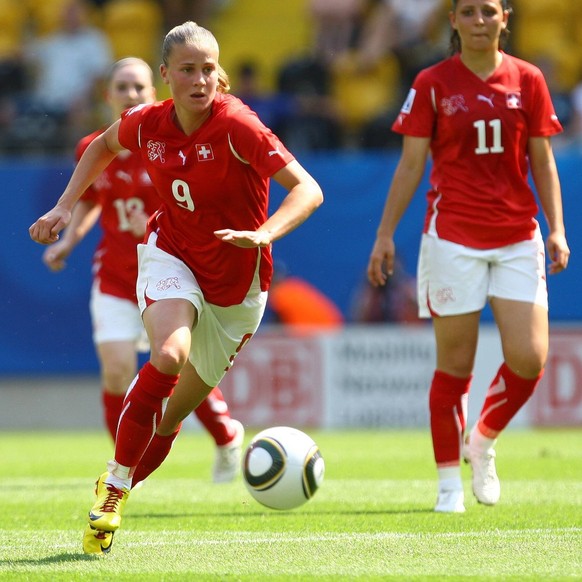 Bildnummer: 06177694 Datum: 14.07.2010 Copyright: imago/photoarena/Eisenhuth
14. Juli 2010: Dresden, Rudolf-Harbig-Stadion: FIFA U20 Frauen WM: Schweiz (rot) - S