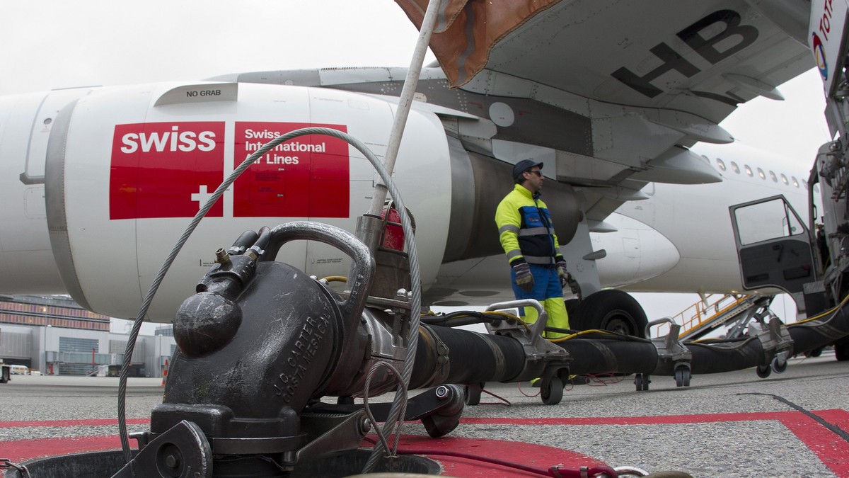 ARCHIV - ZUR MELDUNG DASS DIE SWISS FLUGGESELLSCHAFT DANK TIEFEM OELPREIS UND SPARMASSNAHMEN MEHR GEWINN MACHT STELLEN WIR IHNEN FOLGENDES ARCHIVBILD ZUR VERFUEGUNG. - A worker fills kerosene into an  ...