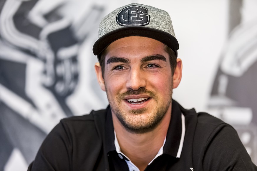 Reto Berra, neuer Torhueter des HC Fribourg-Gotteron, spricht an einer Medienkonferenz in Fribourg, am Freitag, 28. April 2017. (KEYSTONE/Thomas Hodel)