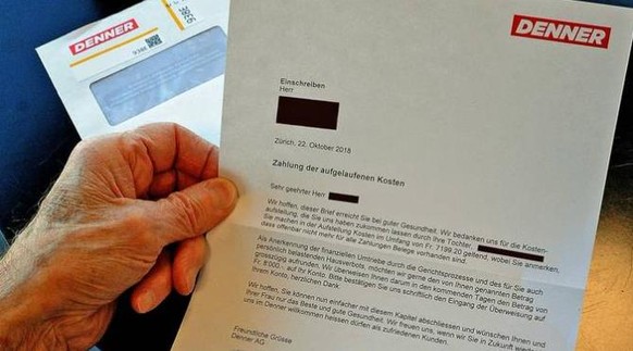 Der 85-jährige Rentner (er will anonym bleiben) zeigt den Brief, den er von der Denner AG erhalten hat.&nbsp;&nbsp;