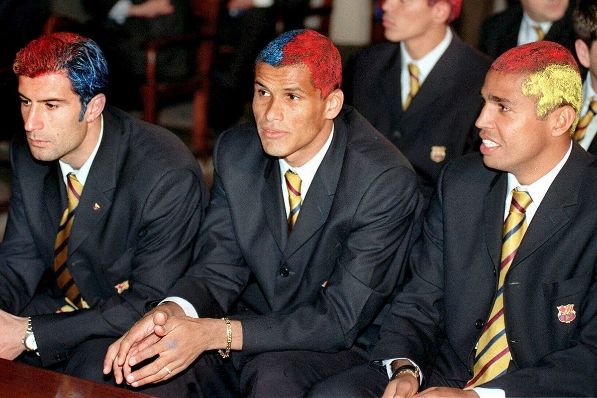 B107 - 19980419 - BARCELONA, SPAIN : FC Barcelona s players (from left to right) Portuguese Luis Figo, Barbosa Ferreira "Rivaldo", Giovanni Silva, Sonny Anderson, all three from Brazil, with ...