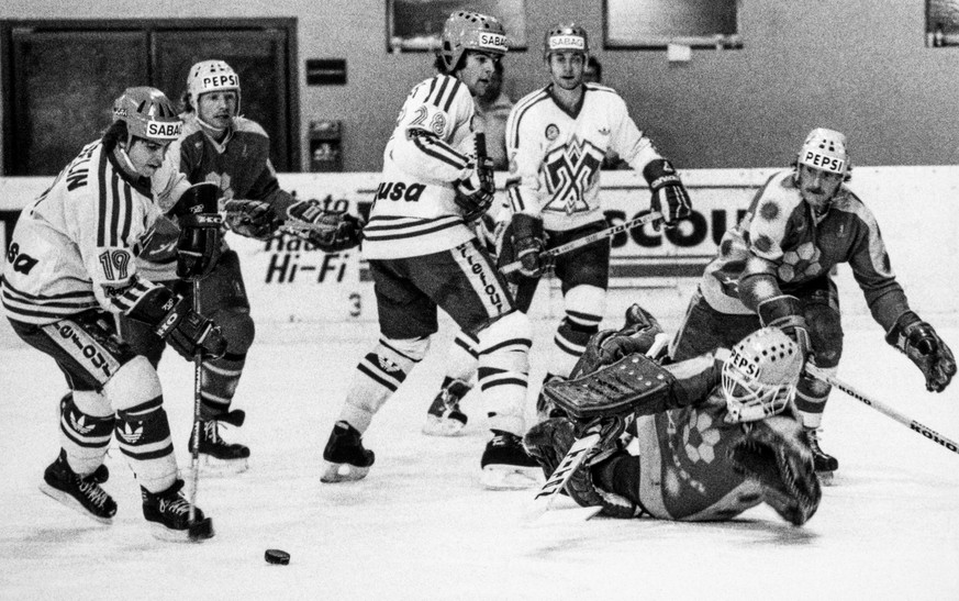 Der Aroser Goalie Andy Jorns versucht einen Schuss des Bielers Richmond Gosselin, links, Nummer 19, abzuwehren, aufgenommen am 20. Februar 1983 in Arosa beim Meisterschaftsspiel EHC Arosa gegen den EH ...