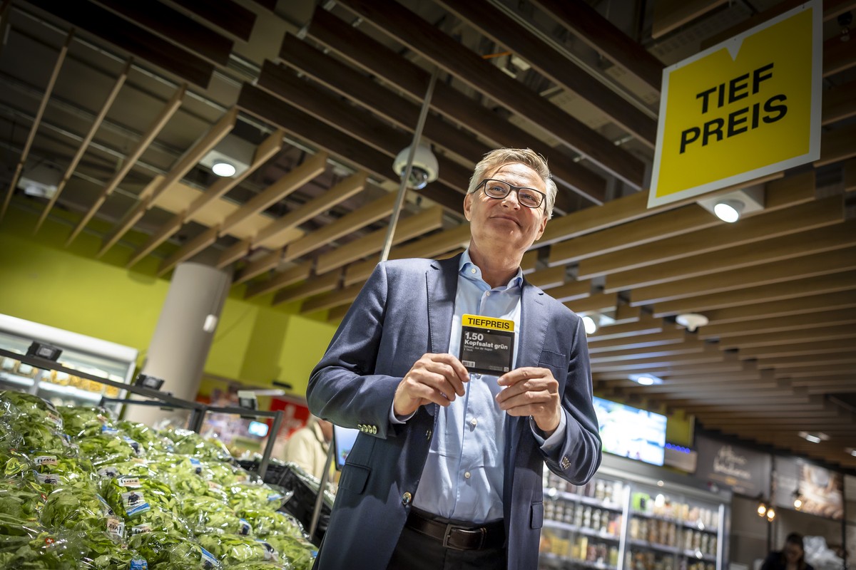 Mario Irminger, Praesident der Generaldirektion des Migros-Genossenschafts-Bundes zeigt ein Schild mit der Aufschrift "Tiefpreis" in der Migros Limmatplatz, aufgenommen anlaesslich einer Med ...