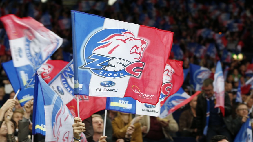 ZSC Lions Fans begruessen ihr Team im siebten Playoff-Halbfinalspiel der National League A zwischen den ZSC Lions und dem Geneve-Servette HC am Donnerstag, 10. April 2014, im Hallenstadion in Zuerich. ...