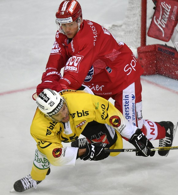 Der Laker Casey Wellman, rechts, gegen den Berner Andrew Ebbett, links, beim Eishockeyspiel der National League SC Rapperswil-Jona Lakers gegen den SC Bern in Rapperswil am Freitag, 3. Januar 2019. (K ...