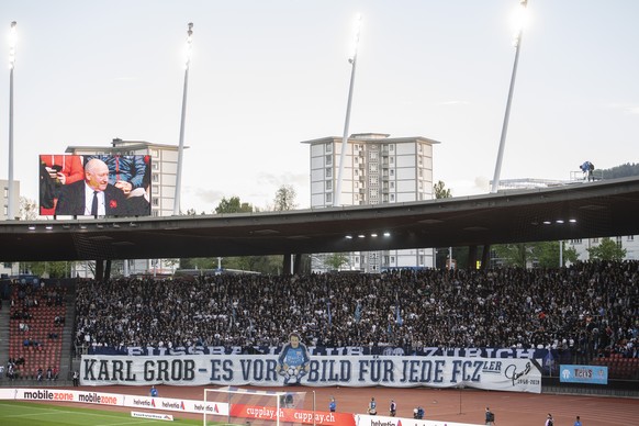 Die Zuercher Fans gedenken an Karl Grob im Fussball Halbfinale des Helvetia Schweizer Cups zwischen dem FC Zuerich und dem FC Basel im Letzigrund, am Donnerstag, 25. April 2019 in Zuerich. (KEYSTONE/E ...