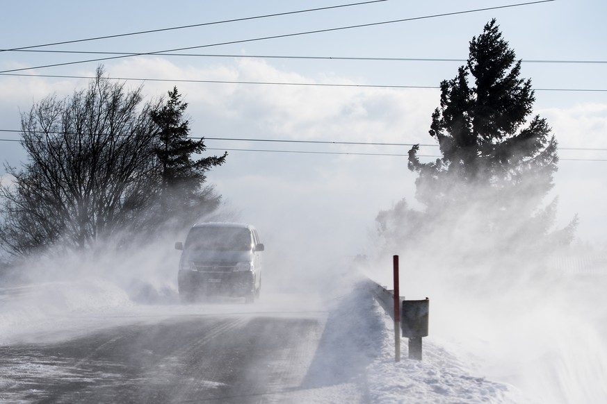 La vent soufflant fort cela entraine des perturbations pour les automobiliste suite aux congeres se formant au bord des routes, ce mardi, 17 janvier 2017, a Fechy dans le canton de Vaud. (KEYSTONE/Jea ...