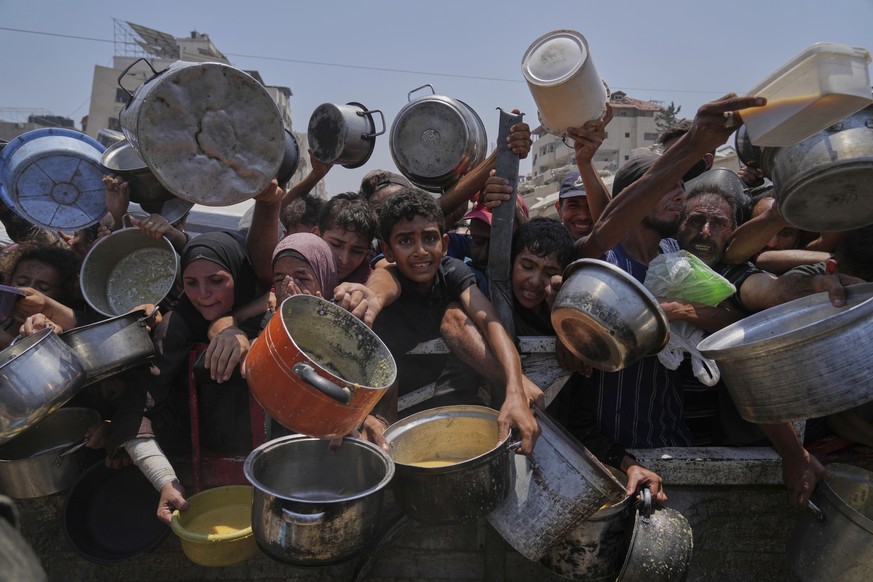 Palestinians struggle to get donated food at a community kitchen, in Gaza City, northern Gaza Strip, Saturday, July 26, 2025. (AP Photo/Abdel Kareem Hana)
APTOPIX Israel Palestinians Gaza