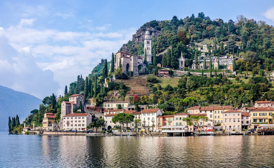 Blick vom Schiff auf Morcote und die Kirche Santa Maria del Sasso.