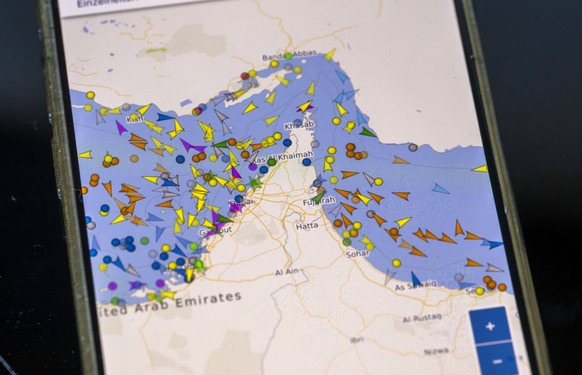 04.03.2026, Iran-Krieg, an der Straße von Hormus stauen sich die Tankschiffe, wie man hier an einem Schiff-Tracker Vesselfinder auf einem Handy sehen kann. 04.03.2026, Iran-Krieg 04.03.2026, Iran-Krie ...