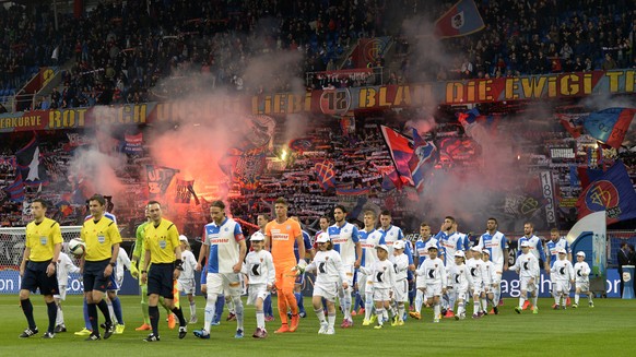 Die Mannschaften betreten das Spieldfeld vor dem Fussball Meisterschaftsspiel der Super League zwischen dem FC Basel und dem Grasshopper Club Zuerich im Stadion St. Jakob-Park in Basel, am Samstag, 2. ...