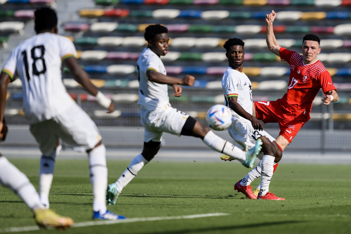 epa10310181 Ghana's Daniel Barnier (C) in action against Switzerland's Ruben Vargas (R) during the International Friendly soccer match between Ghana and Switzerland in Abu Dhabi, United Arab ...