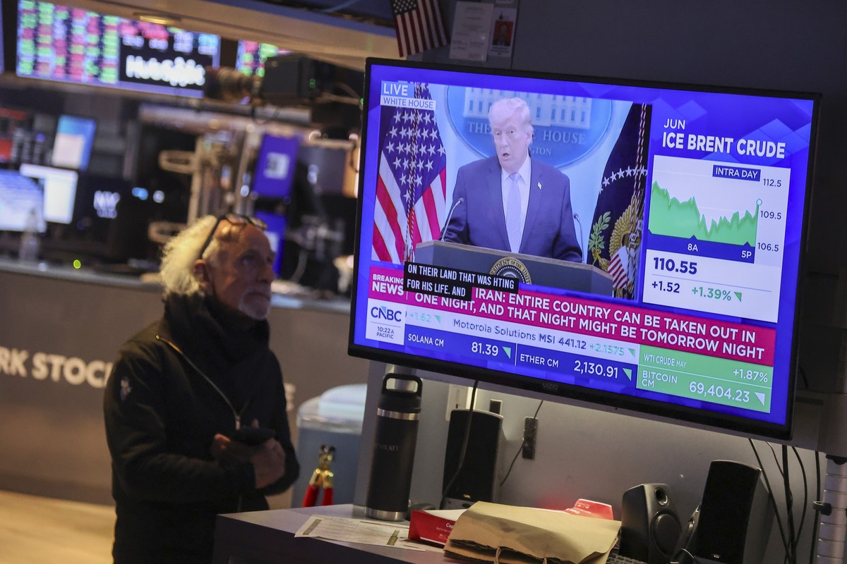 epa12872396 A trader watches a screen that shows US President Donald Trump speaking during a press conference on the Iran war at the New York Stock Exchange in New York, New York, USA, 06 April 2026.  ...