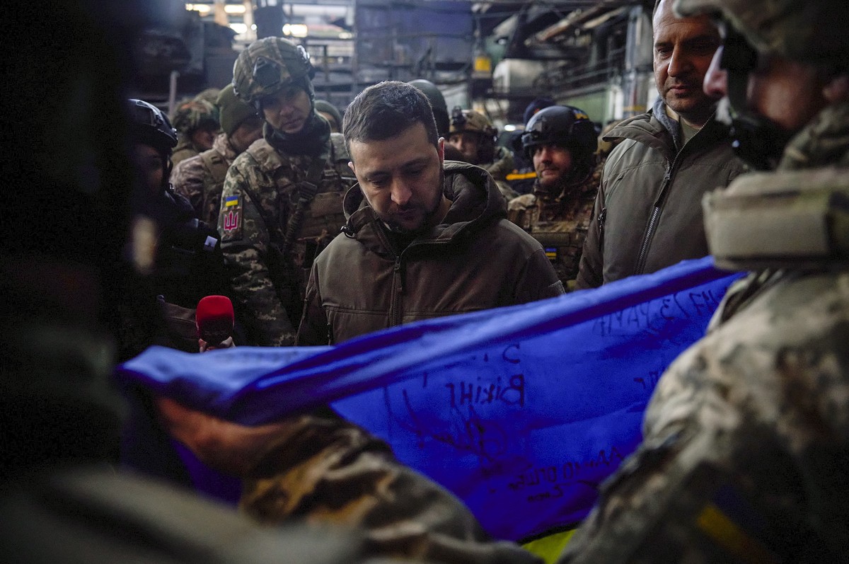 epa10374712 A handout photo made available by the Ukrainian Presidential Press Service shows Ukraine's President Volodymyr Zelensky (C) meeting with Ukrainian servicemen during his visit to Bakhm ...