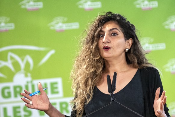 Nationalraetin Sibel Arslan spricht an der Delegiertenversammlung der Gruenen Schweiz am Samstag, 20. August 2022, in Zug. (KEYSTONE/Alexandra Wey)