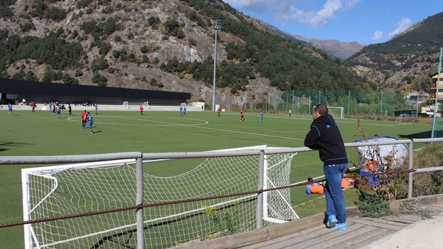 Ein Sonntagmorgen in Ordino: Nur wenige Kiebitze wollen sich das Spiel der zweiten Liga ansehen. Immerhin scheint die Sonne.