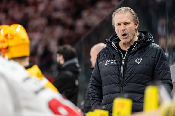 Lausanne HCs Trainer Geoff Ward gibt Anweisungen im Eishockey Qualifikationsspiel der National League zwischen den ZSC Lions und Lausanne HC am Samstag, 24. Februar 2024 in der Swiss Life Arena in Zue ...