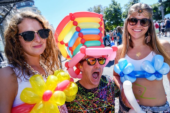 Fancy dresse participants of the annual technoparade "Street Parade" cheer in the city center of Zurich, Switzerland, Saturday, 13 August, 2016. (KEYSTONE/Walter Bieri)