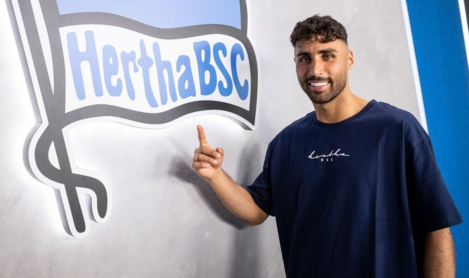 Nader El-Jindaoui: Der Flügelstürmer von Hertha BSC ist vor allem auf Social Media ein Superstar.