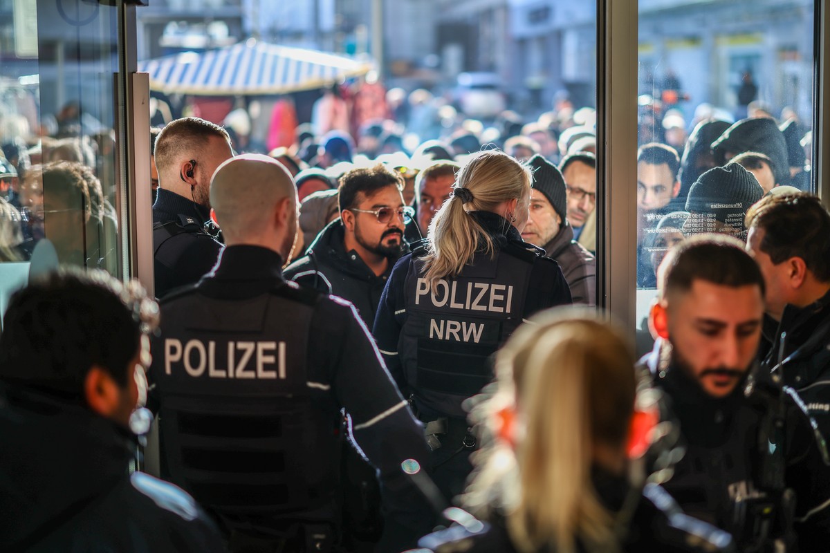 dpatopbilder - 30.12.2025, Nordrhein-Westfalen, Gelsenkirchen: Polizeieinsatz an der Sparkassenfiliale in Gelsenkirchen-Buer, nachdem wartende Kunden versucht hatten in die Bank zu gelangen. Nach dem  ...