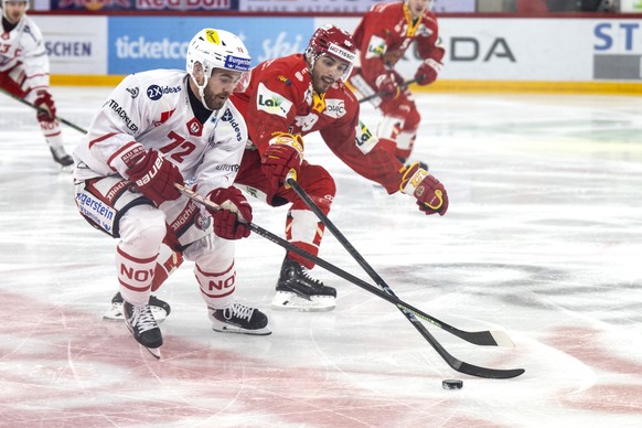 Miro Zryd (EHCB), rechts, kaempft um den Puck mit Gian-Marco Wetter (SCRJ) im Spiel der Eishockey National League zwischen EHC Biel-Bienne, EHCB, und SC Rapperswil-Jona Lakers, SCRJ, am Freitag, 17. O ...