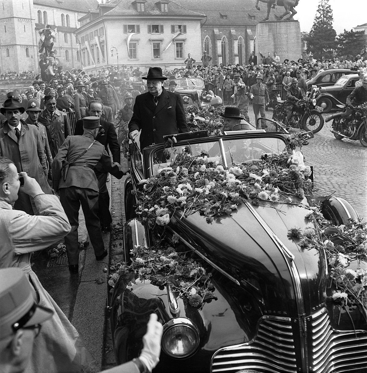 MILESTONES CATALOGUE - Winston Churchill - A warm welcome by thousands of Zurich's inhabitants for the British War Prime Minister Winston Churchill, pictured in September 1946 in Switzerland. In  ...
