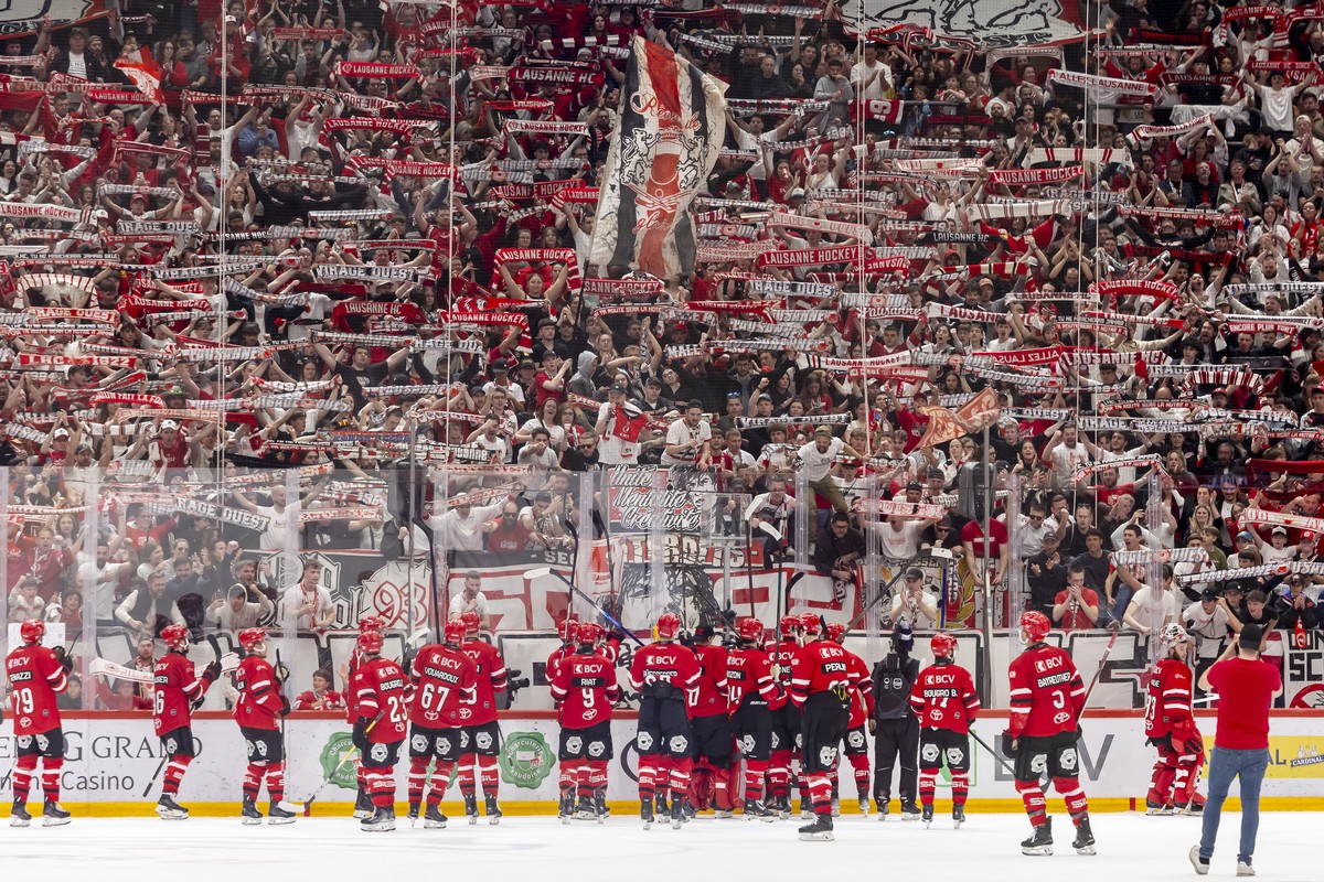Lausanne's players celebrate their victory after defeating the team ZSC Lion, during the third leg of the National League Swiss Championship final playoff game between Lausanne HC, LHC, and ZSC L ...